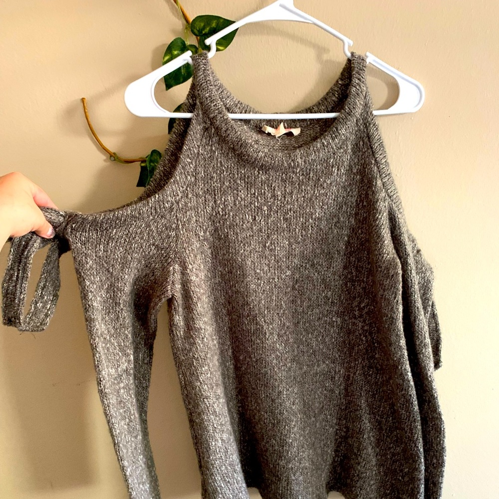 ✨Grey sweater w/shoulder cutout✨